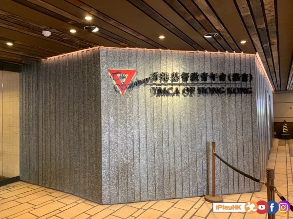 YMCA 港青酒店門口